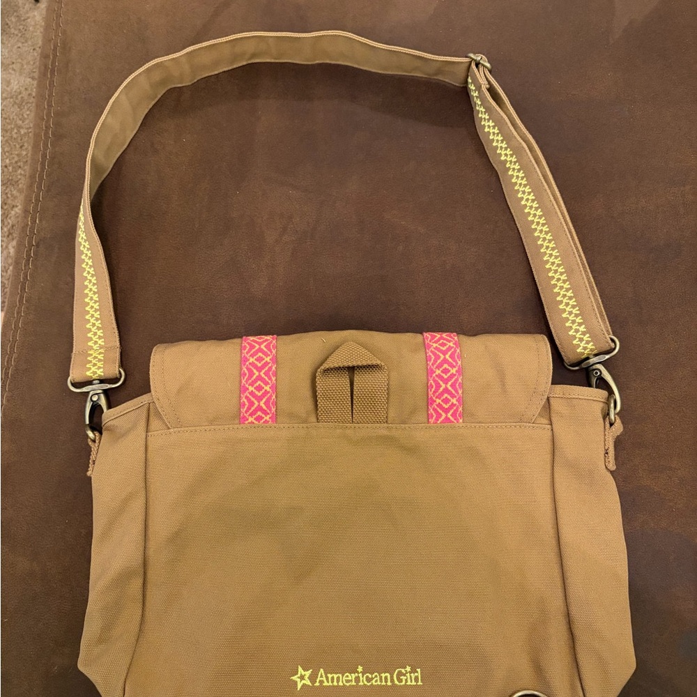 American Girl 2016 GOTY Lea’s Messenger Bag for Girls - Picture 2 of 6